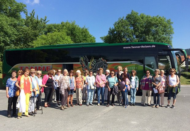 Die Mitglieder des Klinikbesuchsdienstes Erlangen vor einem Reisebus beim Ausflug nach Iphofen